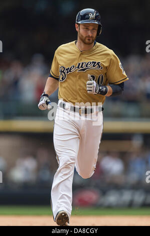 Milwaukee, Wisconsin, USA. 7. Juli 2013. 7. Juli 2013: Milwaukee Brewers Catcher Jonathan Lucroy #20 Home Runs, Mittelfeld im 7. Inning während der Major League Baseball Spiel zwischen den Milwaukee Brewers und die New York Mets im Miller Park in Milwaukee, Wisconsin. Mets gewinnen 2: 1. John Fisher/CSM. Bildnachweis: Csm/Alamy Live-Nachrichten Stockfoto