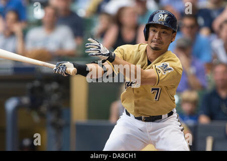 Milwaukee, Wisconsin, USA. 7. Juli 2013. 7. Juli 2013: Milwaukee Brewers Recht Fielder Norichika Aoki #7 fouls einen Stellplatz ab während der Major League Baseball Spiel zwischen den Milwaukee Brewers und die New York Mets im Miller Park in Milwaukee, Wisconsin. Mets gewinnen 2: 1. John Fisher/CSM. Bildnachweis: Csm/Alamy Live-Nachrichten Stockfoto