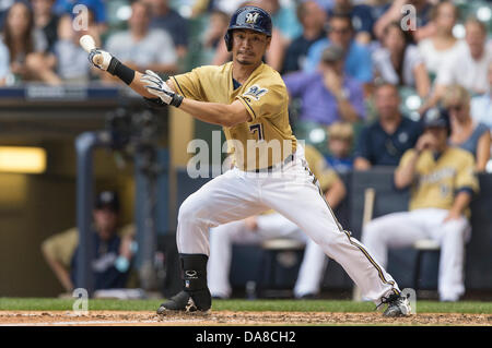 Milwaukee, Wisconsin, USA. 7. Juli 2013. 7. Juli 2013: Milwaukee Brewers Recht Fielder Norichika Aoki #7 fouls einen Stellplatz ab während der Major League Baseball Spiel zwischen den Milwaukee Brewers und die New York Mets im Miller Park in Milwaukee, Wisconsin. Mets gewinnen 2: 1. John Fisher/CSM. Bildnachweis: Csm/Alamy Live-Nachrichten Stockfoto