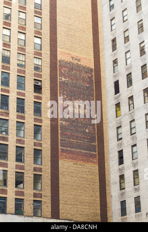 Nahaufnahme eines Gebäudes in New York City zeigt alte Art handgemalte Schilder Werbung, Plakat, aka ghost Zeichen Stockfoto