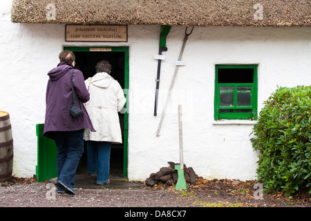 Besucher betreten einen Arbeiter-Hütte im Kerry Bog Village in Co Kerry in Irland Stockfoto