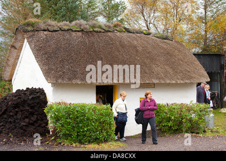 Besucher betreten einen Arbeiter-Hütte im Kerry Bog Village in Co Kerry in Irland Stockfoto