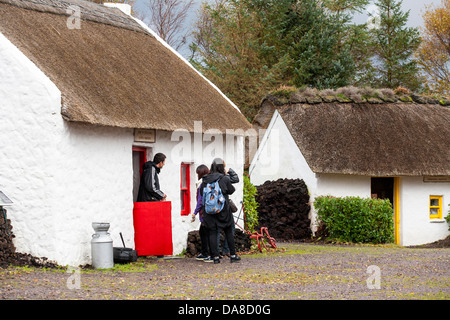 Besucher betrachten ein Arbeiter Häuschen im Kerry Bog Village in Co Kerry in Irland Stockfoto