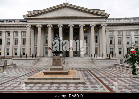 Albert Gallatin, Secretary Of The Treasury Bronze-Statue auf der Plaza vor dem US-Finanzministerium Gebäude in Washington D.C.