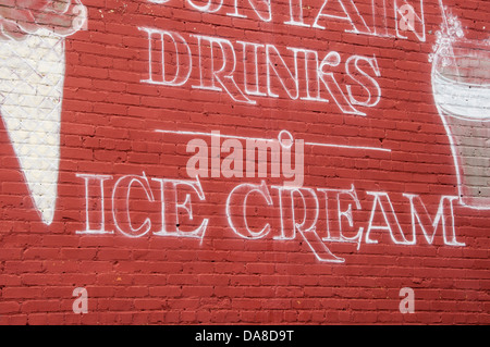 Gemalt auf der Außenseite eines Vintage Restaurants Werbung Werbeschild Brunnen, Getränke und Eis. Zeichen werden auf Stein gemalt. Stockfoto