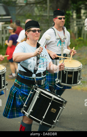 Trommler, River City Pipe Band, Kleinstadt 4.Juli parade, 4. Juli 2013, Manzanita Oregon Stockfoto