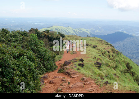 Westghats Indien Berggipfel und Pilger gehen durch Lush Green Inlandseite Hills Sarvajnapeedam Mandapam besuchen Stockfoto