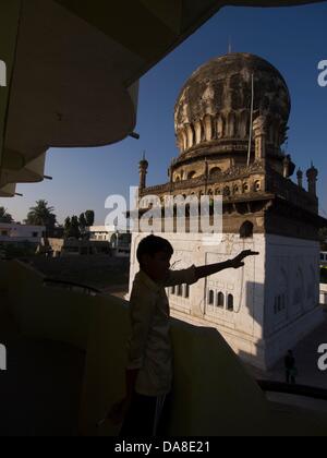 23. Januar 2011 - Bijapur, Karntaaka, Indien - Haji Hassan Moschee inmitten Schule. Der Sitz der Dynastie der Adil Shah, Bijapur hieß verschiedentlich "Agra des Südens" und "Palmyra von Deccan." (Kredit-Bild: © David H. Wells/ZUMAPRESS.com) Stockfoto