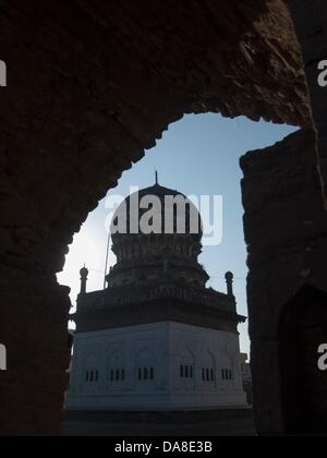 23. Januar 2011 - Bijapur, Karntaaka, Indien - Haji Hassan Moschee inmitten Schule. Der Sitz der Dynastie der Adil Shah, Bijapur hieß verschiedentlich "Agra des Südens" und "Palmyra von Deccan." (Kredit-Bild: © David H. Wells/ZUMAPRESS.com) Stockfoto