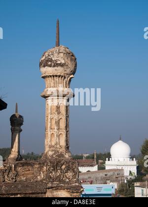 23. Januar 2011 - Bijapur, Karntaaka, Indien - Haji Hassan Moschee inmitten Schule. Der Sitz der Dynastie der Adil Shah, Bijapur hieß verschiedentlich "Agra des Südens" und "Palmyra von Deccan." (Kredit-Bild: © David H. Wells/ZUMAPRESS.com) Stockfoto