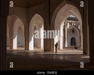 23. Januar 2011 - Bijapur, Karntaaka, Indien - im Inneren der Jama Masjid (Moschee Congregational) von Ali Adil Shah i. gebaut im Jahre 1578. Der Sitz der Dynastie der Adil Shah, Bijapur hieß verschiedentlich "Agra des Südens" und "Palmyra von Deccan." (Kredit-Bild: © David H. Wells/ZUMAPRESS.com) Stockfoto