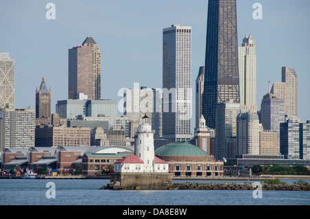 Illinois, Chicago, Lake Michigan Blick auf die Skyline von Chicago mit den Chicago Harbor Leuchtturm und Navy Pier. Stockfoto