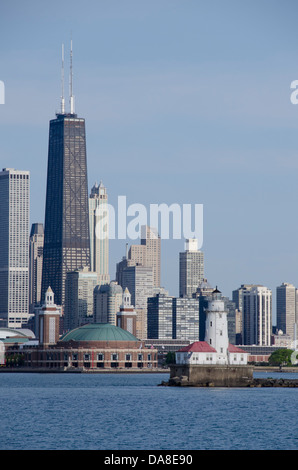 Illinois, Chicago, Lake Michigan Blick auf die Skyline von Chicago mit den Chicago Harbor Leuchtturm und Navy Pier. Stockfoto