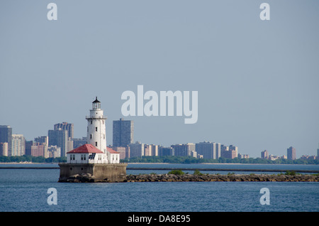 Illinois, Chicago, Lake Michigan Blick auf die Skyline von Chicago mit dem Chicago-Hafen-Leuchtturm. Stockfoto