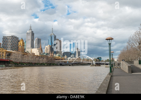 Blick entlang des Yarra River in Southbank, Teil der central Business District of Melbourne, Australien. Stockfoto