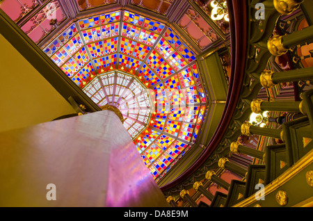 Louisiana, Baton Rouge. Historische alte State Capitol Building. Innere Wendeltreppe und reich verzierte Glasfenster Decke. Stockfoto