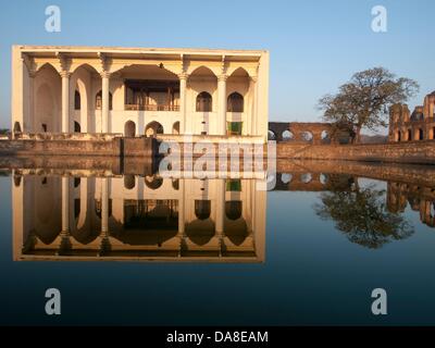 24. Januar 2011 - war Bijapur, Karntaaka, Indien - Asar Mahal, gebaut von Mohammed Adil Shah ca. 1646, eine Hall of Justice. Der Sitz der Dynastie der Adil Shah, Bijapur hieß verschiedentlich "Agra des Südens" und "Palmyra von Deccan." (Kredit-Bild: © David H. Wells/ZUMAPRESS.com) Stockfoto