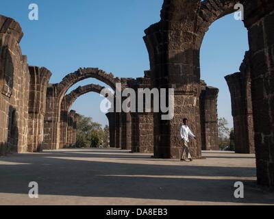 24. Januar 2011 - Bijapur, Karntaaka, Indien - Bara Kaman, das unvollendete Mausoleum von Ali Adil Shah II. Der Sitz der Dynastie der Adil Shah, Bijapur hieß verschiedentlich "Agra des Südens" und "Palmyra von Deccan." (Kredit-Bild: © David H. Wells/ZUMAPRESS.com) Stockfoto