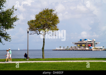 Florida Saint St. Petersburg, Vinoy Park, The Pier, Tampa Bay Water, Erwachsene Erwachsene Frau Frauen weibliche Dame, Mann Männer männlich, Erwachsene, Erwachsene, Paar, zu Fuß, Besucher Stockfoto