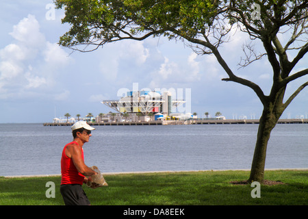 Florida Saint St. Petersburg, Vinoy Park, The Pier, Tampa Bay Water, Mann Männer Erwachsene Erwachsene, Besucher reisen Reise touristischer Tourismus Wahrzeichen lan Stockfoto