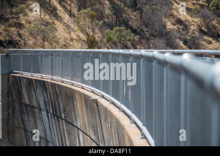 Die Sturt Schlucht Hochwasserschutz Damm Hochwasser Großveranstaltungen im Sturt River zu verhindern. Stockfoto