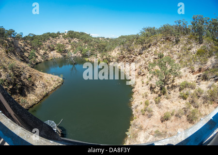 Die Sturt Schlucht Hochwasserschutz Damm Hochwasser Großveranstaltungen im Sturt River zu verhindern. Stockfoto