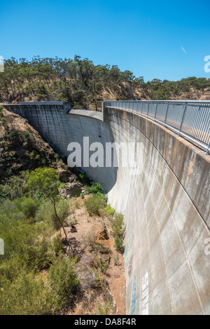 Die Sturt Schlucht Hochwasserschutz Damm Hochwasser Großveranstaltungen im Sturt River zu verhindern. Stockfoto