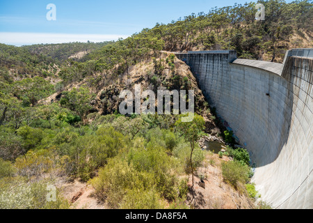 Die Sturt Schlucht Hochwasserschutz Damm Hochwasser Großveranstaltungen im Sturt River zu verhindern. Stockfoto