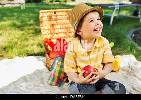 Lächelndes Kind hält saftigen Apfel Stockfoto