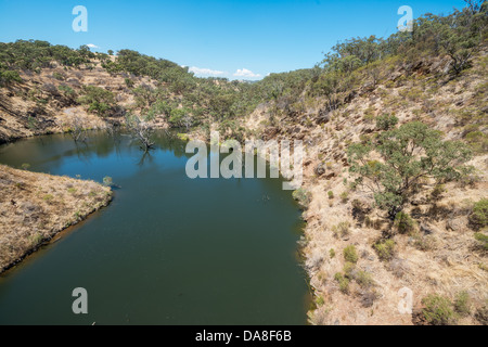 Die Sturt Schlucht Hochwasserschutz Damm Hochwasser Großveranstaltungen im Sturt River zu verhindern. Stockfoto