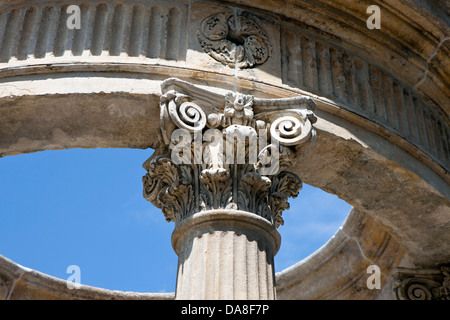 Detailansicht der korinthischen Säule, Rose Garden, der Huntington-Bibliothek, Kunstsammlung und botanischen Garten sanmarino, Kalifornien, Vereinigte Staaten von Amerika Stockfoto