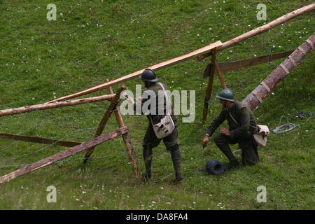 Gallio, Asiago, Vicenza, Italien. 7. Juli 2013, historische Darstellung Kampf mit Soldaten des ersten Weltkriegs Verteidigung Soldaten während der Sabotage des Feindes Linien mit Stacheldraht schneiden. Bildnachweis: FC Italy/Alamy Live-Nachrichten Stockfoto