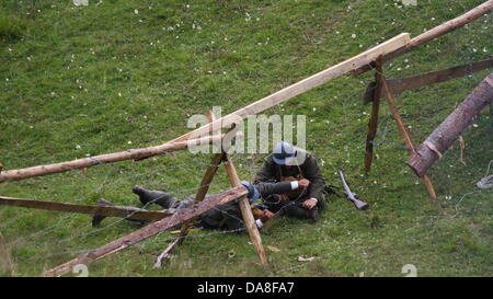 Gallio, Asiago, Vicenza, Italien. 7. Juli 2013, historische Darstellung Kampf mit Soldaten des ersten Weltkriegs Verteidigung Soldaten während der Sabotage des Feindes Linien mit Stacheldraht schneiden. Bildnachweis: FC Italy/Alamy Live-Nachrichten Stockfoto