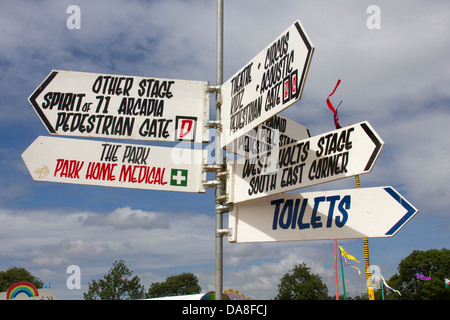 Wegweiser auf dem Glastonbury Festival 2013. Somerset, England, Vereinigtes Königreich. Stockfoto