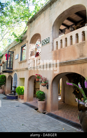 Innenhof mit Blumen, Sträucher und Skulpturen in Tlaquepaque, ein Handwerker Einkaufsviertel in Sedona, Arizona. Stockfoto