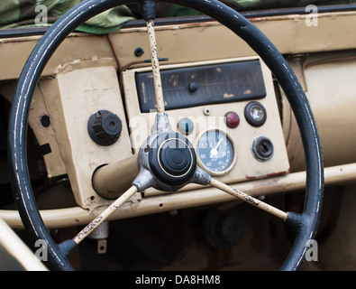 Lenkrad auf dem alten Militär Jeep. Stockfoto