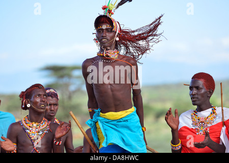 Tanzende Samburu Kerl Kenia Stockfoto