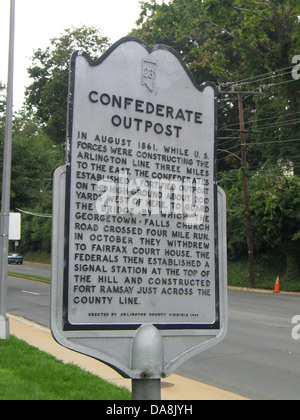 Konföderierten Außenposten im August 1861, während US-Truppen die Arlington Linie drei Meilen zum Osten, Bau wurden etabliert die Eidgenossen einen befestigten Außenposten auf der Anhöhe ungefähr 200 Yards westlich von hier, um die Brücke zu schützen, durch die vier Meile laufen die Georgetown-Falls Church Road überquert. Im Oktober zog sie sich in Fairfax Court House. Das Federals dann eine Signalstation an der Spitze des Hügels gegründet und gebaut Fort Ramsay nur über die Bezirksgrenze. Von Arlington County Virginia errichtet 1969. Stockfoto