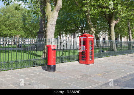 Britischen roten Briefkasten und öffentliche Telefonzelle, London, UK Stockfoto