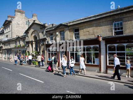 Menschen beim Einkaufen in Geschäften auf Pulteney Bridge Bad Somerset England Stockfoto