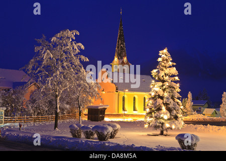 Österreich, Europa, Tirol, Mieminger plateau, Obsteig, Kirche, Baum, Weihnachtsbaum, Bäume, Schnee, Winter, Weihnachtsstimmung, Lichter, b Stockfoto