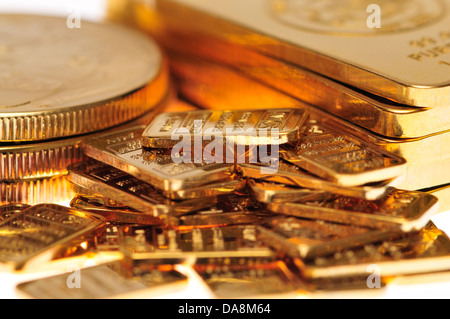 Gold in Barren, Münzen und Barren (vergoldete Repliken) Stockfoto