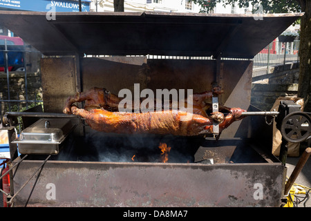 Schwein am Spieß braten Stockfoto