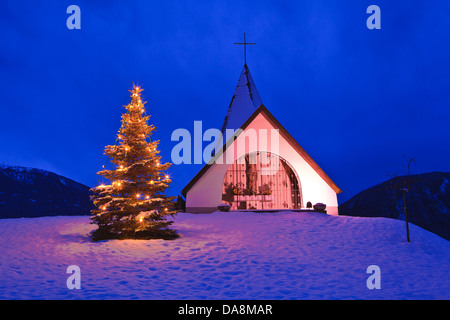 Österreich, Europa, Tirol, Mieminger plateau, Mieming, Barwies, Kapelle, Baum, Weihnachtsbaum, beleuchtete, Winter, Schnee, Abend, w Stockfoto