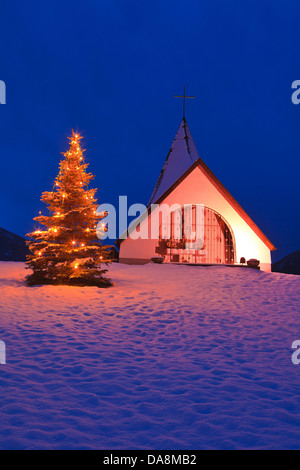 Österreich, Europa, Tirol, Mieminger Plateau, Mieming, Barwies, Kapelle, Baum, Weihnachtsbaum, beleuchtet, Lichter, Schnee, Winter, ev Stockfoto