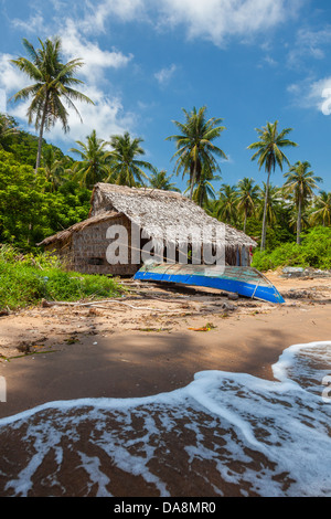 Fischers Hütte und Boot auf Rabbit Island - Kep-Provinz, Kambodscha Stockfoto