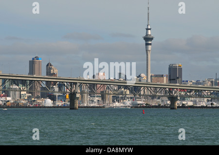 Auckland CBD von Birkenhead Wharf Stockfoto