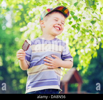 Zufriedenes kleines Kind ein Eis essen Stockfoto