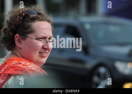 Junge Frau in belebten Straße in Nahaufnahme Stockfoto
