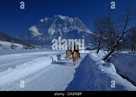 Österreich, Europa, Tirol, Außerfern, Lermoos, Ehrwald, Waschbecken, Winter, Schnee, Wanderweg, Reiten, Reiter, zwei, Lussbach, Cr Stockfoto